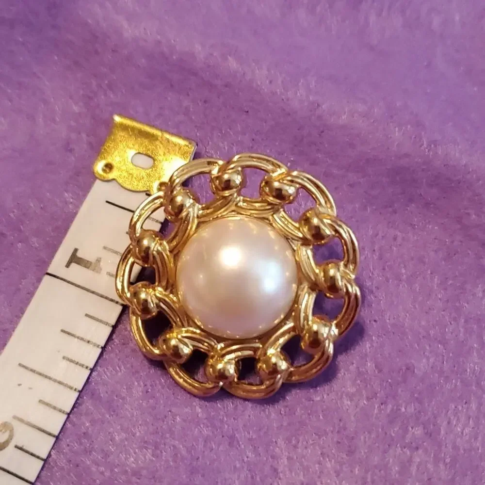 Vintage TRIFARI clip earrings